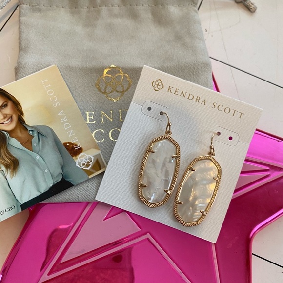Kendra Scott Jewelry - Kendra Scott Elle earrings rose gold pearl